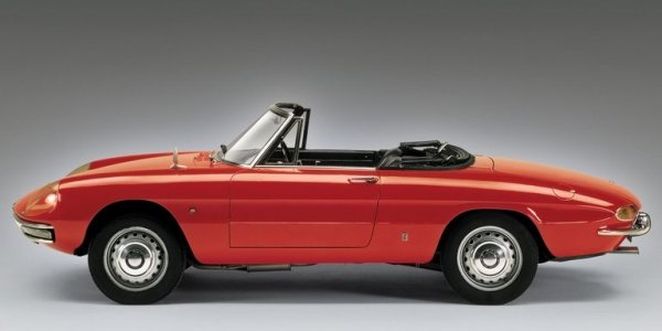 Много може да се говори за този кабриолет, който е сред най-големите успехи на Pininfarina. С този автомобил италианците уцелват търсения дизайн от първия път. Производството започва през 1966, а моделът остава почти непроменен чак до 1994, когато е свален от производство. Историята не помни много автомобили с толкова непреходен дизайн.
