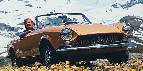 Новият Fiat 124 Spider, който между другото е базиран на Mazda MX-5, e доста добре изглеждащ автомобил, особено във версията му Abarth. Но въпреки това той не успява да засенчи елегантния стил на своя прародител със същото име. Разбира се, говорим за доста възрастен автомобил, който се появява през 60-те и върви с всички проблеми на старите италиански коли, но погледнете го &ndash; с този външен вид едва ли има някой, който не би му простил техническите проблеми.
