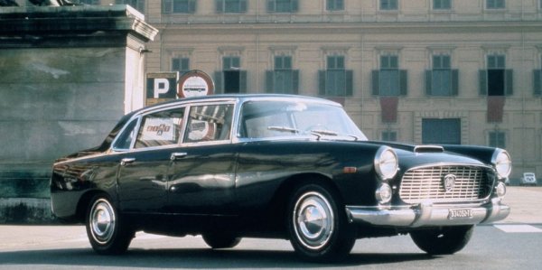 В техническо отношение Lancia Flaminia има много общо с Aurelia, но това не си личи от външния вид. Pininfarina искали да дадат на модела негов собствен характер и успяват, както си личи от снимката. Flaminia доказва, че Pininfarina може да създава и изкусителни седани, точно както прави с купетата и кабриолетите.
