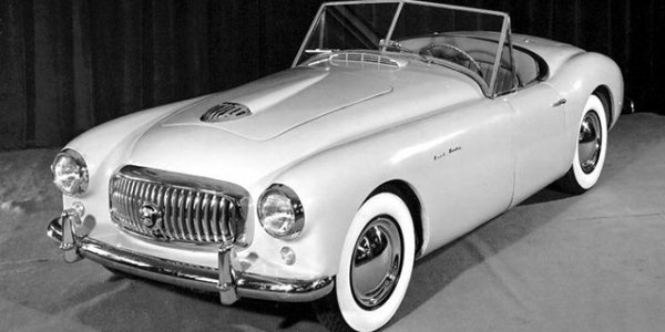 След Втората световна война спортните автомобили започват да навлизат на американския пазар. Nash решава да се хвърли смело в новата мода и да представи спортен модел &ndash; Nash-Healey. Ако в света на автомобилите има космополити, Nash-Healey със сигурност е един от тях &ndash; продаван в Щатите, нарисуван в Италия от Pininfarina и проектиран в Англия от Healey.
