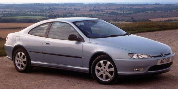 Peugeot 406 изглежда страхотно и като седан, но двувратата му версия е истински специална. До голяма степен и с помощта на Pininfarina е техния дизайн. Типично в свой стил италианците не се стараят да накарат колата да прилична на седана, а решават просто да я накарат да изглежда добре. Едва ли някой е разочарован от крайния резултат.
