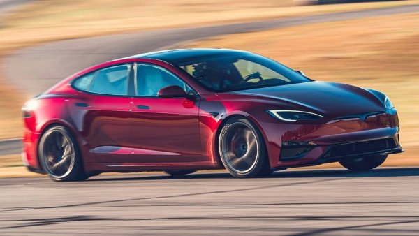 С потресаващо качество на изработка и твърде компромисно пътно поведение, Model S няма да липсва на никой от хората, които обичат шофирането. Но е факт, че първият масов електромобил на Tesla превърна това задвижване от екзотика и инженерно упражнение в нещо, което хората наистина искат да си купят. След появата на далеч по-добрата архитектура за Model 3 обаче, за тази отживелица вече няма място. 
