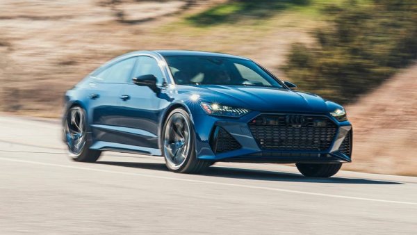 Това бе последният оцелял вариант на моделната линия A7 на Audi, но сега и RS7 се присъединява към останалите си братя в отвъдното. Тези, които търсят средноразмерен лифтбек с четири кръга на емблемата, сега ще трябва да се задоволят с електрическия A6 e-tron.
