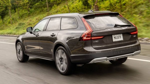 Гамата от комбита на Volvo продължава да намалява със смъртта на V90. Въпреки че шведската марка се отказа от обикновения V90 преди няколко години, тя продължи да предлага повдигнатата Cross Country версия. Всичко това приключва за 2026, тъй като Volvo официално слага точката на голямото си комби. Още една жертва на SUV манията. 

