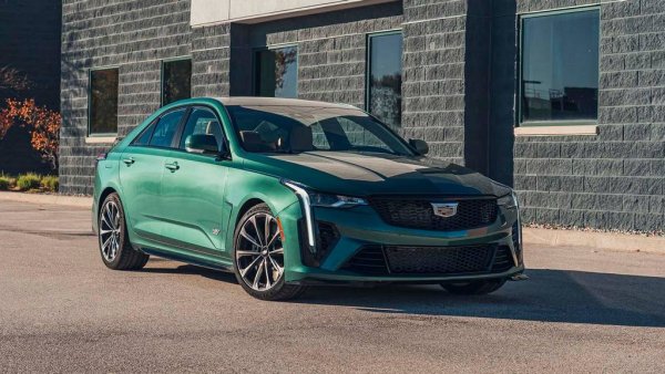 Това, което Cadillac CT4 не притежава по отношение на пространство на задните седалки и първокласни интериорни материали, шасито му компенсира с пълна сила. Особено във варианта CT4-V Blackwing. За разлика от скучните четирицилиндрови двигатели на обикновения CT4, ревящият V-6 двигател с двоен турбокомпресор с 472 коня на Blackwing и завладяващата динамика на шофиране го правят наистина запомнящ се спортен седан. Уви, цялата линия CT4 ще се превърне в спомен в началото на моделната 2027 година.
