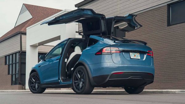 Въпреки че не е чак толкова стар, колкото своя братовчед Model S, и Tesla Model е от дядките на автомобилния пазар. Това се отразяваше и на продажбите в последните години, така че не е изненада, че компанията реши да спре производството. Така Tesla остава без 7-местен модел в гамата. Поне докато не се оправдаят слуховете, че ще подготвя удължена, 7-местна версия на Model Y.
