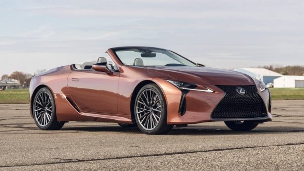 Близо десетилетие след като се появи в продажба, Lexus LC си остава абсолютно зашеметяваща машина за гранд туринг. Уви, 2026 бележи края за купето и кабриолета V8 LC500 (хибридният LC500h вече напусна сцената миналата година). Но моделът поне би трябвало да е заслужил място в златните страници в историята на Lexus. 
