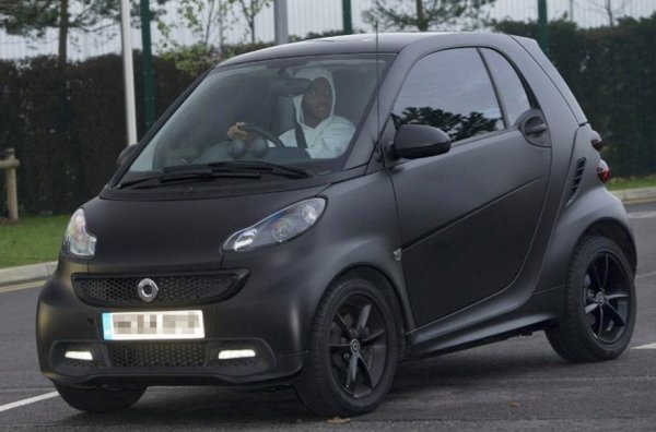 Рахим Стърлинг изкарва по 300 000 паунда на седмица, но това не му пречи от време на време да се придвижва и със Smart.