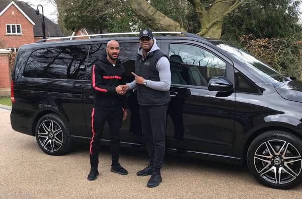 Защитникът на "Манчестър сити" Фабиан Делф предпочита да му е широко и удобно, като се е спрял на най-луксозната версия на Mercedes-Benz V-Class.