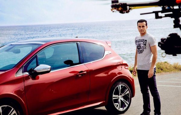 Испанският халф на "Челси" - Педро, е рекламно лице на Peugeot и няма избор - трябва да кара кола от тази марка.