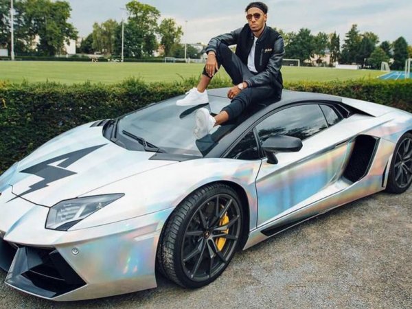 Пиер-Ерик Обаменянг се оказва най-големият любител на суперколите сред звездите на Висшата лига. В случая той позира на своето Lamborghini Aventador, което първо беше бяло, а после стана златисто.