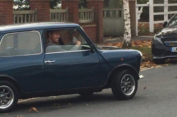 Много е забавно да се наблюдава как високият 191 см. нападател на "Кристър Палъс" - Конър Уикъм, влиза в класическото Mini, което е избрал, за да се придвижва по улиците на Лондон.