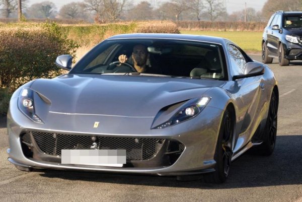 Крис Смолинг пристига на базата на "Манчестър Юн" със своето Ferrari 812 Superfast.