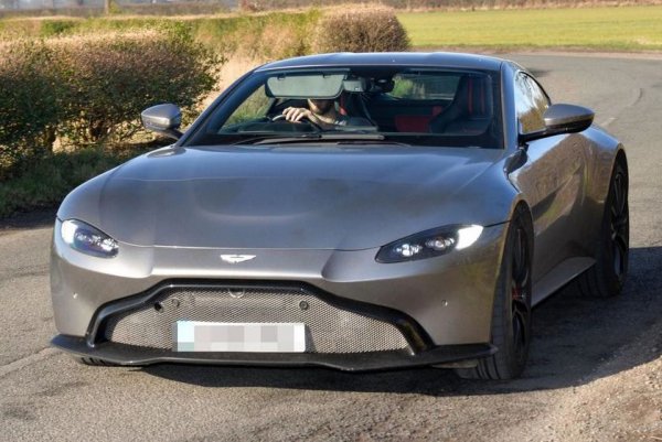 Испанският вратар на "Манчестър Юн" Давид де Хеа отскоро е собственик на Aston Martin Vantage.