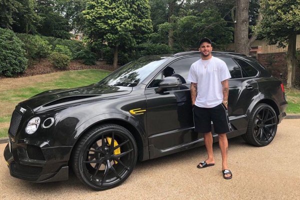 Кайл Уокър от "Манестър сити" позира край своето Bentey Bentayga, което е тунинговано допълнително.