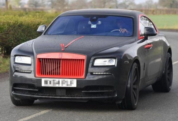 Нападателят на "Манчестър Юн" Ромелу Лукаку е боядисал своя Rolls-Royce Wrath в цветовете на клуба.