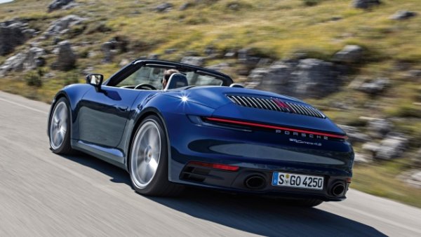 В осмото поколение на Porsche 911 към версията купе се присъединява  кабриолет с платнен покрив и идентичен дизайн. Той върви само бензинови двигатели: 3,0-литров боксер с 385, 450 к.с. и 480 к.с. или 3,8.литров с 581 или 650 к.с Те са поставени зад задната ос и разполага сс светкавично бърза осемстепенна роботизирана скоростна кутия. Линията е вечна, пропорциите образцови с почти неизменни размери: 452 см дължина, 185 см ширина и 130 см височина.

В купето има две удобни предни седалки плюс две &bdquo;импровизирани&ldquo; задни. Интериорът съчетава модерни елементи (като микроскопичния скоростен лост) и други, вдъхновени от тези в първите 911. 

Покривът може да се управлява при движение до 50 км/ч само за 12 секунди благодарение на напълно преработена хидравлична система. Комфортът е гарантиран и от нов интегриран дефлектор. Важно: аеродинамичният коефициент Cx е 0,29, като по този начин 911 Cabriolet цепи въздуха много добре и постига вълнуващо представяне, напълно сравнимо с това на затворената версия. 

Нивата на оборудване са класически за Porsche: началното ниво Carrera от 144 581 евро до Turbo от 237 841 евро и Turbo S от 271 314 евро. Не липсва и Targas на стойност 152 533 евро .
