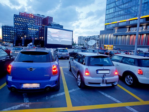 Първото в света автокино само с MINI автомобили