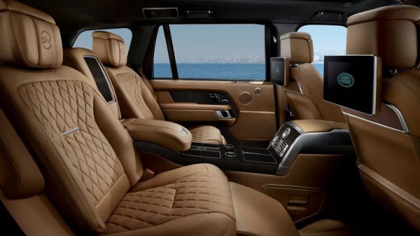 Версията Autobiography на Range Rover се различава от повечето нива на оборудване на Land Rover с изключителната си звукова система Meridian Signature с до 29 високоговорителя.

Озвучителната система работи с мощност 1600 вата и разполага с високоговорители в подглавниците. Активното шумопотискане &ndash; подобно на това, което бихте изпитали с висок клас слушалки. То помага за намаляване на шума от пътя и други разсейващи фактори. Друго предимство на ясната, висок клас аудиосистема в автомобил като Range Rover Autobiography е, че можете да чувате новините и подкастите по-ясно. 
