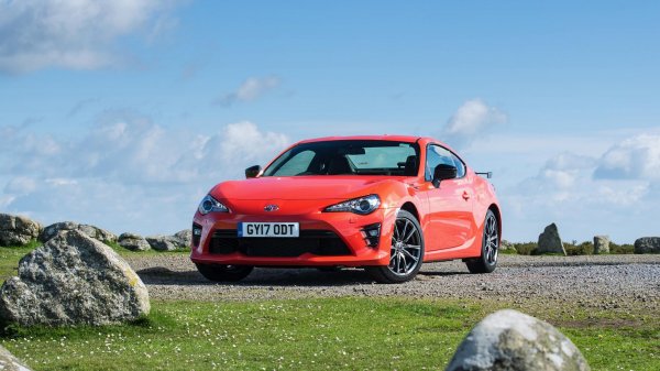 Един брилянтен пример, че не всички спортни коли са бързи, както и че не всички бързи коли са спортни е Toyobaru. Моделът никога не е бил цар на ускорение и динамика. От Subaru дават 4-цилиндров боксер за намаляване на центъра на тежестта, като нието те, нито Toyota се навиват да сложат турбокомпресор. А купето с 200 конски сили така и не се доказва като суперспринтьор. Но не е казано, че двата производни модела не са забавни за каране, все пак...