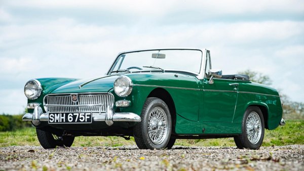 MG Midget е една от най-популярните британски спортни коли от 60-те години на миналия век. Но когато се появява на пазара е с еднолитров двигател с едва 74 конски сили. По-късно моторът е заменен от 1,1-литров, с 57 "кончета", но и така нещата не са много очарователни" максимална скорост от 142 км/ч и ускорение от 0 до 100 за безкрайно усещащите се 18 секунди и половина.