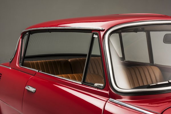 Няма рамка на вратите, а средната колона се смъква заедно със задното стъкло. Предните и задните триъгълни прозорчета се отварят със специална ръчка - усещането е близко до това в кабриолет

