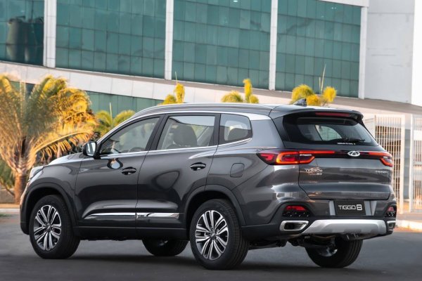 Основният аргумент в ползва на кросоувърите е пътният просвет, категорични са производителите. Оказва се обаче, че при много от седаните клирънсът е съпоставим, тоест двата автомобила ще преминат през тежък терен с еднакъв успех. Собственикът на седана обаче няма да влезе там, където може да заседне (поне в повечето случаи).