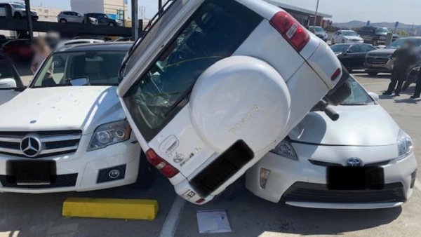 Има водачи, които обичат да изпреварват колоната от дясно, като преминават през бордюрите. Някои от тях също така обичат да паркира колите си на тревни площи, като това често от провокирана от мисълта, че те карат кросоувъри, които ще ги измъкнат. Седанът определено не става, тъй като свесовете му са по-дълги, както и междуосието. И праговете му може да опрат. Но път седанът спасява шофьора си от правенето на подобни глупости, което също е плюс.