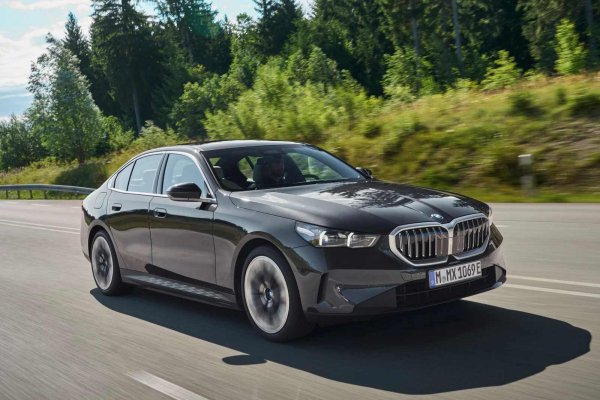 Цената на BMW 5 Series Hybrid намалява с 64,7%. Това е особено забележимо при хибридната версия на 530e, но бензиновите модификации също губят от стойността си - около 61,7%. Основните фактори зад това обезценяване са ограниченото търсене на премиум седани от среден клас и техните високи начални цени.
