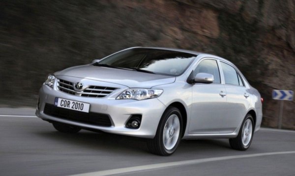 Струва си да започнете с най-надеждния и икономичен модел на Toyota - скромната Corolla. Производството й започва през 1966 и тя веднага се превръща в хит в много страни. Още през 1974 Corolla за първи път получава титлата на най-продавания автомобил в света. 

Оттогава Toyota е продала повече от 40 милиона бройки от Corolla, а моделът все още се произвежда. Corolla направи революция в класа на компактните автомобили с редови четирицилиндров двигател, доказвайки, че икономичният автомобил може да бъде интересен.
