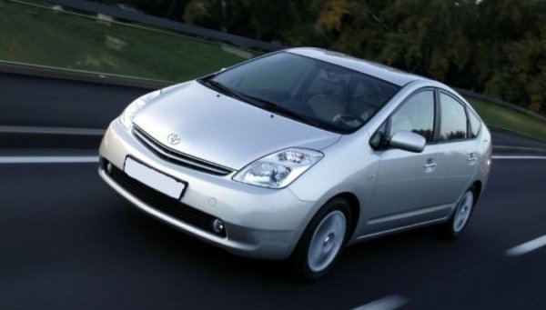Докато много автомобилни производители едва наскоро започнаха активно да въвеждат хибридни превозни средства в своите гави, Toyota го прави от 1997 насам. Именно Prius стана първият масово произвеждан хибрид. По това време неговата задвижваща система изглеждаше като истински технологичен пробив, а самата кола се оказа изключително надеждна и със значително по-ниски разходи за поддръжка в сравнение с конвенционалните автомобили.

Prius се превърна в своеобразен символ сред привържениците на екологичния начин на живот и много холивудски актьори я закупиха, демонстрирайки подкрепа за идеята за "зелена планета". Именно този модел проправи пътя за автомобили като BMW i8 и дори McLaren P1.
