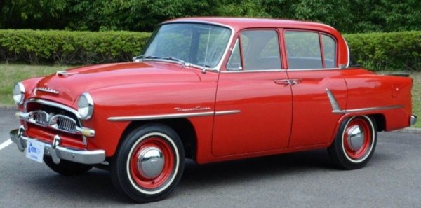 Toyopet Crown е първият японски автомобил, който навлиза на американския пазар след Втората световна война. Този модел е от голямо историческо значение, защото именно от него започва пътят на Toyota в САЩ. Toyopet Crown беше изключително проста кола и първоначално не претендираше да бъде бестселър.

Под капака имаше скромен четирицилиндров двигател, който изглеждаше доста необичайно на фона на масивните V8, с които бяха оборудвани автомобилите на американските производители. Crown имаше четири врати, а американските мотиви лесно се отгатваха в дизайна му - хромирани решетки и ясни, изразителни линии.

Този автомобил беше жест от Япония, символизиращ желанието за установяване на отношения и връщане към нормалния живот в следвоенния свят.
