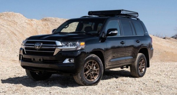 Настоящото поколение на Land Cruiser започна своето пътуване като скромен утилитарен SUV в духа на класическите джипове. През своята повече от 60-годишна история името Land Cruiser е преминало през много етапи на еволюция и е придобило наистина култов статут в много страни.

Заедно с модела Corolla, именно Land Cruiser изигра ключова роля в оформянето на репутацията на Toyota като един от най-надеждните автомобилни производители. Независимо дали става въпрос за сериозен офроуд или обикновен асфалт, мощният 5,7-литров V8 Land Cruiser никога няма да ви подведе.
