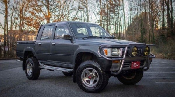 Hilux беше наречен „неразрушимият пикап“ от водещите на шоуто Top Gear - и заслужено. В истинския смисъл на думата Hilux наистина е изключително надежден и издръжлив автомобил. Сега вече се пуска осмото поколение на модела и през това време той е доказал способността си да работи в най-тежките условия.

Независимо дали става въпрос за разкъсвания от военни конфликти Близък изток или транспортирането на тежки товари, Hilux продължава да върши работата си, без да се повреди.
