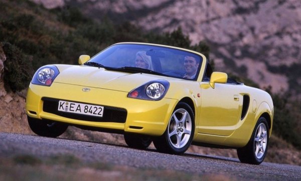 През 1985, когато Toyota за първи път представи MR2, пресата беше възхитена. Това беше отговорът на Toyota на спортни автомобили със среден двигател като Porsche 914, Fiat X1/9 и Pontiac Fiero. Под капака на MR2 имаше 1,6-литров редови четириклапанов 16-клапанов двигател с два разпределителни вала, който можеше да се върти до 7500 об / мин.

Поради тези характеристики MR2 често се нарича „достъпна екзотика“. През онези години ускорението до 100 км/ч отнема 8,4 секунди - резултат, сравним с Porsche 944. Моделът е произведен в три поколения и дори днес остава желан на вторичния пазар.
