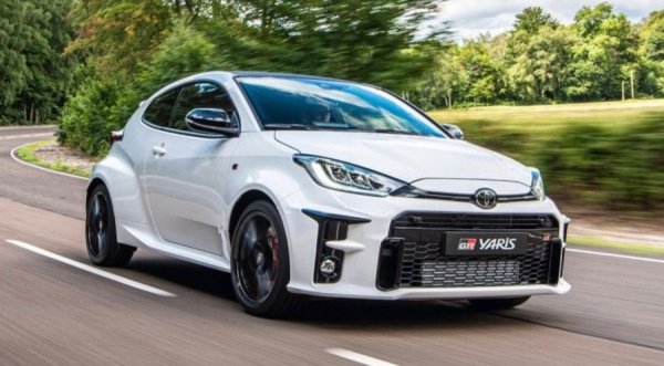 GR Yaris е развитие на състезателното подразделение на Toyota - Gazoo Racing, и в момента е най-близкото нещо до своя „рали брат“. Хот-хечът е изграден на собствена платформа, съчетаваща елементи от Yaris XP210 и Toyota Corolla. Отпред автомобилът е оборудван с окачване MacPherson, отзад е с многозвенна конструкция. 

В комбинация с четири големи дискови спирачки, това прави GR Yaris наистина забележителен в завоите. Но основното предимство на модела е новата система за задвижване на четирите колела, която Toyota разработи за първи път през последните 20 години.
