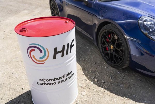 Освен това, пише Аткинсън, ще е грехота да не използваме пълноценно автомобилите, които вече имаме - около 1.5 милиарда в световен мащаб. Тези коли с ДВГ вече са изплатили екологичния си дълг. Ще е по-ефективно да продължим да ги използваме, вместо да ги захвърлим и да произведем нови на тяхно място. "Един еколог преди време ми каза, че ако наистина ми трябва кола, трябва да си купя някоя стара, и да я използвам колкото може по-рядко", пише Аткинсън. В този смисъл добър вариант е доразвиването на синтетичните горива, които вече се ползват в моторните спортове. "Това решение е базирано на две ключови схващания: първо, че екологичният проблем с бензиновия двигател идва от бензина, а не от двигателя; и второ, че в един барел петрол няма нищо, което модерната наука да не може да замени". Формула 1 минава на синтетични горива от 2026. Porsche разработва технология за синтетично гориво, в която основните суровини са вода и въглероден диоксид. Ако се доразвие, тя може да се използва във всички ДВГ, правейки ги въглеродно неутрални, казва Аткинсън. 
