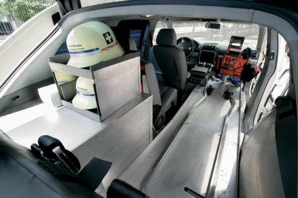 Той е оборудван с всички необходими уреди за спешна помощ, които са побрани в модифицираната задна част на автомобила