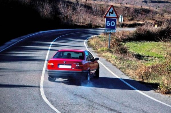 Втората по значимост, но първа като опасност причина за увеличения разход на гориво са окислени спирачни дискове. При подобен проблем автомобилът харчи с 2-3 литра повече от обикновено, а освен това е и опасен както за возещите се в него, така и за останалите участници в движението.
Решението в случая е много лесно &ndash; разглобяване, почистване на спирачните дискове, както и смяна на накладките, ако е нужно. На местата по света с по-тежък климат &ndash; тоест повече сняг, подобна операция трябва да се прави поне веднъж годишно, като се използва специална смазка, която е устойчива на влага.