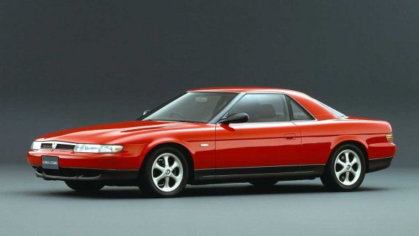 Eunos Cosmo е познат извън Япония само и единствено благодарение на видео игри. Моделът се предлага само за Япония, като е първият сериен автомобил с роторен двигател с 3 диска. Тази версия постига максимална мощност от цели 300 к.с.