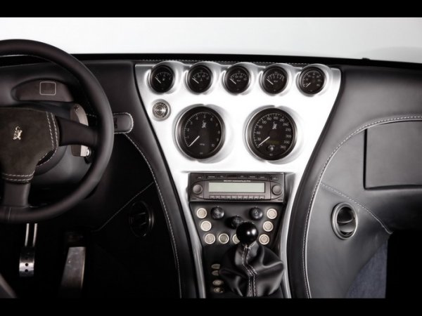 В иначе спортният кокпит на Wiesmann GT MF5 цари първокласен лукс