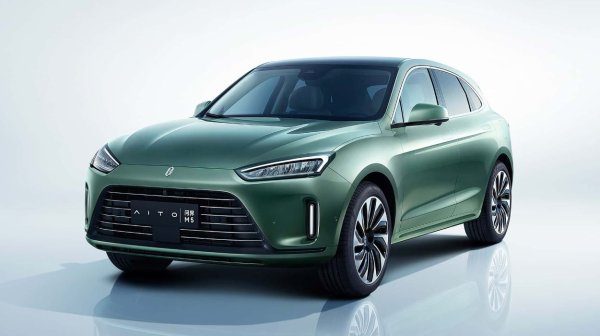 Пионерът тук е Huawei - китайската мултинационална компания, специализирана в проектирането и производството на смартфони, таблети, смарт телевизори, мобилни мрежи, слънчеви панели и други електронни устройства - която разширява дейността си до инсталиране на операционни системи в автомобили.
Сред различните споразумения и съвместни предприятия, които Huawei е обособила в Китай, могат да се споменат няколко, които се отнасят до инсталирането на операционната ѝ система ArmonyOS , функцията за автономно шофиране Huawei 2.0 и системата за свързване Huawei HiCar, подобна на Apple CarPlay.
Най-важният ангажимент със сигурност е този, който доведе до раждането на марката Aito , основана през 2021 г. със Seres и придобита изцяло от Huawei през 2023 г. На практика това е първата марка, която произвежда автомобили под изключителния контрол на голям производител на смартфони .
Трите модела, произвеждани в момента, представляват електромобили и plug-in хибриди: Aito M5, Aito M7 и Aito M9.
Сред другите сътрудничества на Huawei изпъкват това с JAC относно новия SUV на марката QX PHEV, в допълнение към доставката на компоненти за Denza N7, за марката Luxeed, създадена с Chery, и др.
