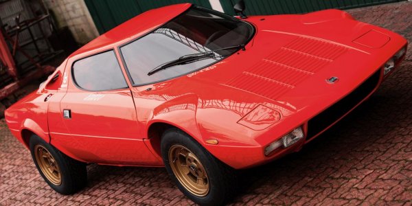 Кралят на ралийните трасета с впечатляващ клиновиден дизайн и двигател на Ferrari.