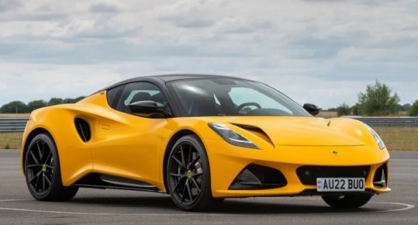 Lotus Emira 2022-24 е последното превозно средство с ДВГ на марката. Следвайки модели като Elise, Exige и Evora, и този красавец със средноразположен двигател взема стилистични черти от своя брат - EV суперавтомобилът Evija. Все още произвеждан в оригиналната фабрика на Lotus в Англия (EV се произвеждат в Китай от последния собственик  Geely), Emira показва какво може да се постигне с адекватен бюджет за разработка.

Звярът започна със суперкомпресор, базиран на Toyota V6 с 400 конски сили като стандартен двигател. По-късно той включи 2,0-литров редови четирицилиндров мотор с турбокомпресор Mercedes-AMG. Но като опция за двигател с по-малък работен обем заради данъчни облекчения, AMG намали конете до 360 конски, използвани в CLA AMG. На определени пазари за 2025 г. е въведено увеличение до 400 конски сили.&nbsp;

Няма ръчна опция, а само AMG осемстепенна автоматична скоростна кутия с двоен съединител. Докато двигателят и скоростната кутия идват запечатани от фабриката, Lotus добавя своя собствена изпускателна система. Така Emira ускорява от нула до 100 за 4,3 секунди с максимална скорост от 275 км в час