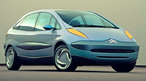 Междувременно, в страната на Citro&euml;n, екип от дизайнери работят върху нещо малко по-бавно&hellip; Citro&euml;n Xanae - MPV, което само по себе си не е много интересно. Но неговият фънки външен вид, съчетан с факта, че има една врата от едната страна, ножични врати от другата, въртящи се предни седалки и интересно оформен волан с три спици, печелят на Xanae място в списъка. 

Колата е представена на автомобилното изложение в Париж през 1994 г. и реално представлява предшественикът на Xsara Picasso, който пуснат на пазара през 1999 г., и за разлика от толкова много други концепции, показани на изложението, е в пълна работна готовност.