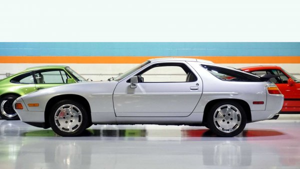 Става въпрос за кризата от 1977, която идва след петролното ембарго по-рано през това десетилетие. Проектирането на 928 започва от бял лист и е изоставена политиката на еволюция на модела, използвана при 911.
