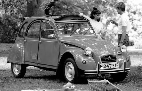 2CV е доста минималистичен, което поддържа разходите ниски, докато продажбите достигат общо около 4 милиона. Символ на зелените навсякъде по света, колата не може да работи с безоловно гориво.
