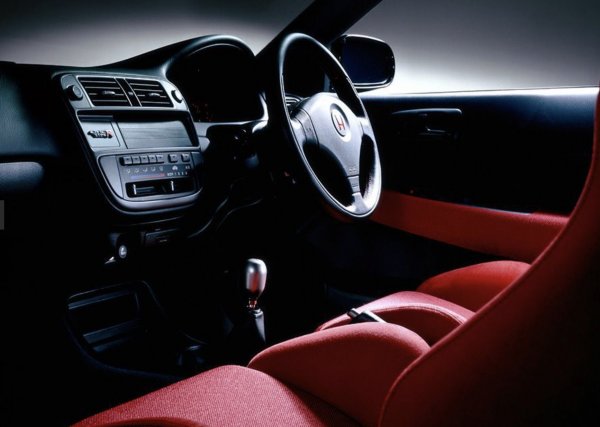 Оригиналният Civic Type R се произвеждаше в продължение на точно година – от август 1997 до август 1998. Днешният Type R се различава много от оригинала и разполага с турбо двигател и мощност от 310 к.с., но въпреки това остава един от най-увлекателните за шофиране автомобили с предно предаване на пазара. Както и един от най-бързите, за което свидетелстват постиженията на колата на германската писта „Нюрбургринг“.
