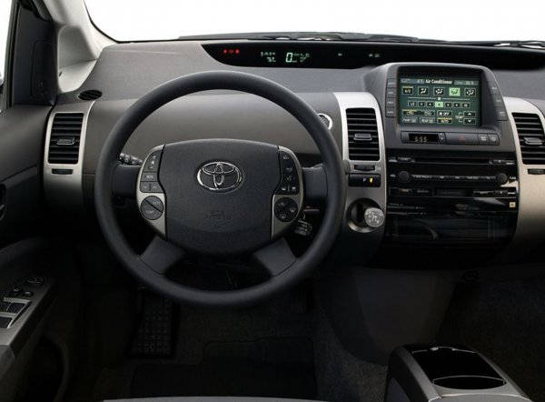 Toyota Prius дебютира в началото на 1997, а производството й продължава и днес, над двайсет години по-късно. Наистина масово обаче става едва второто поколение, което се произвежда от 2003 до 2012. От него са продадени 1.2 милиона бройки, всяка от които се задвижва от 1.5-литров 4-цилиндров редови двигател по цикъла на Аткинсън и комбиниран с електромотор.
