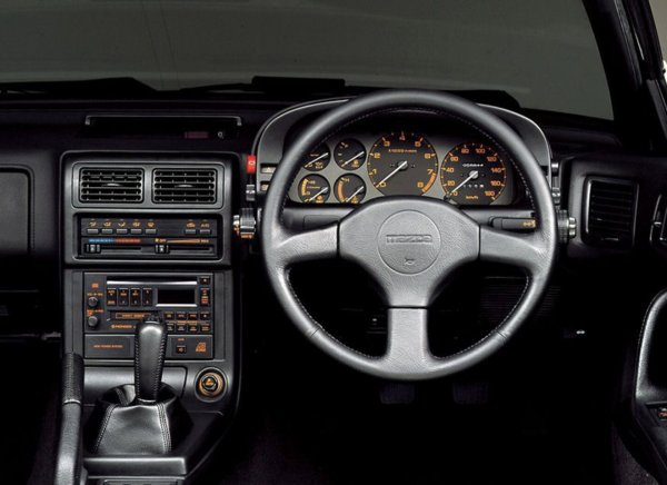 Най-важният крайъгълен камък в развитието на ванкеловите двигатели е моделът Mazda RX-7, чийто мотор се предлагал и с турбокомпресор. Задно предаване, високи обороти, присъщи по-скоро на мотоциклет, перфектно разпределение и нисък център на тежестта - рецептата в този автомобил беше перфектна. Един от най-търсените модели е този от второто поколение, известно с означението FC, макар че колите от следващото поколение FD са тези, които превръщат RX-7 в истински култ.
